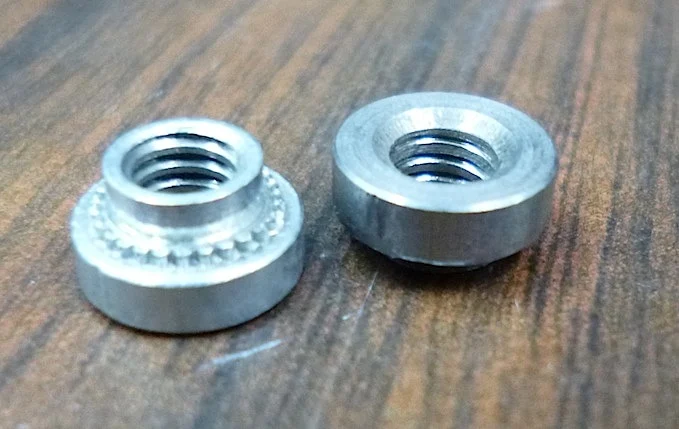 Dos tuercas autoinsertables reales, con rosca interior y anillo dentado de retención